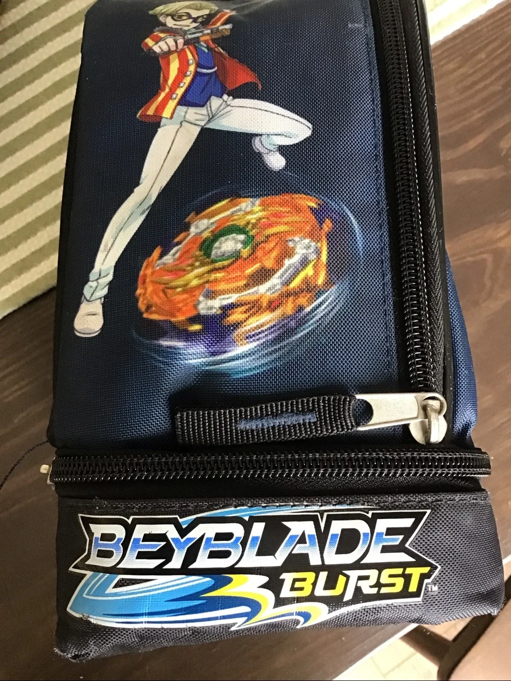 Intimo Beyblade Burst Fafnir dual compartment insulated lunch bag.